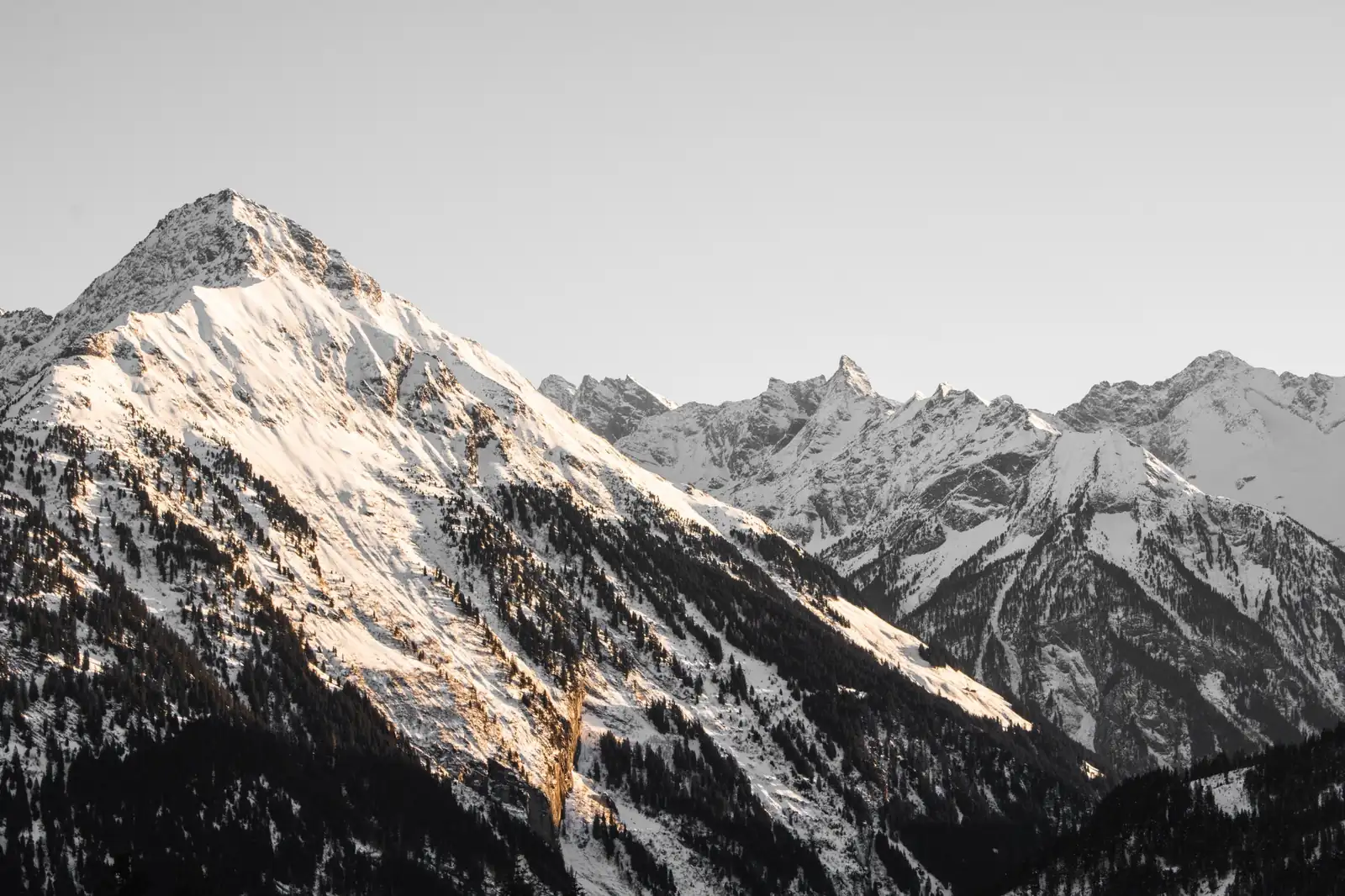 Beautiful mountain landscape representing Lama Travels